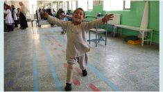 Niño afgano que perdió su pierna durante un enfrentamiento baila de felicidad con su nueva prótesis