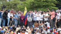 Guaidó anuncia reanudación de diálogo político con Maduro para negociar su salida