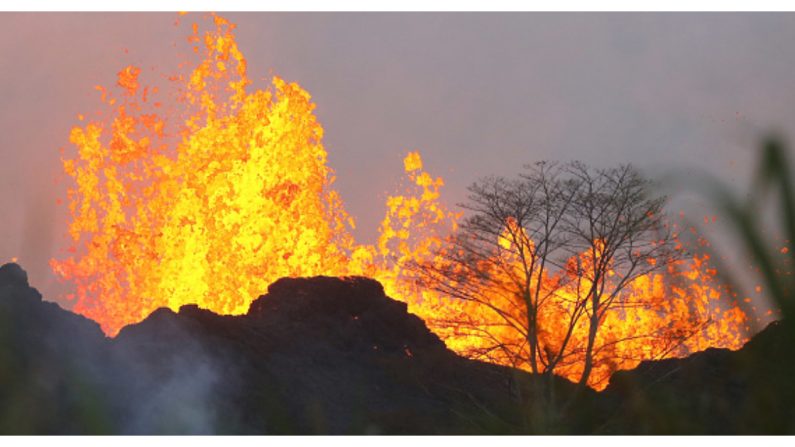 La lava de una fisura del volcán Kilauea erupciona en la Isla Grande el 20 de mayo de 2018 en Kapoho, Hawái. (Foto de Mario Tama/Getty Images)