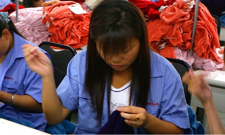 Una mujer cosiendo en una fábrica en China. (Fotos de China / Imágenes Getty)