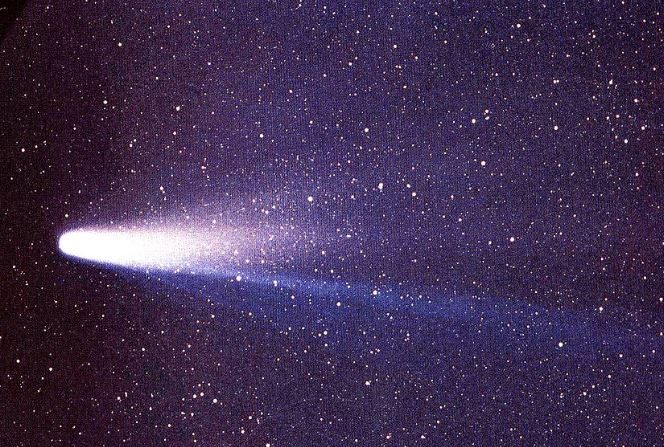 Cometa Halley deja su rastro de escombros. Cuando estos chocan con la atmósfera lucen como estrellas fugaces. (Wikimedia)