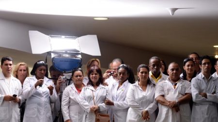 Senadores urgen a Pompeo a tomar medidas contra el tráfico de médicos por parte de Cuba