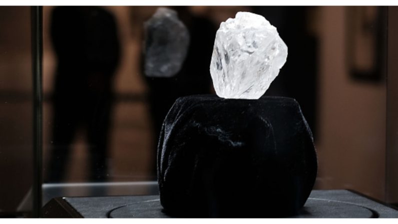 Los guardias están de pie junto al diamante Lesedi La Rona en bruto de 1109 quilates, La piedra fue encontrada en el 2015 por Lucara Diamond Corp.  en su mina Karowe en Botswana. El diamante, que tiene casi el tamaño de una pelota de tenis de 66,4 x 55 x 42 mm y se cree que tiene entre 2.500 y 3.000 millones de años de antigüedad, fue bautizado con el nombre de "Nuestra Luz" en la lengua tswana local. Lesedi La Rona. Esta piedra preciosa superada por otra gema en la misma mina de 1758 quilates. (Crédito:  Spencer Platt/Getty Images)