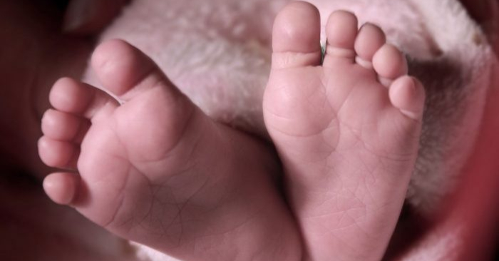 Foto de archivo de los pies de un bebé. (Vitamina/Pixabay)