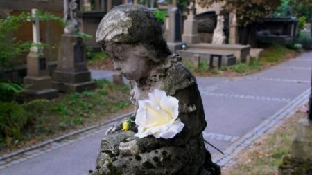 Arrestan a 2 hombres por orinar sobre memorial de un niño muerto en lucha contra el cáncer de cerebro