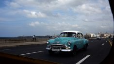 Automóvil antiguo que pierde el control deja 4 muertos y más de 20 heridos en el Malecón de La Habana