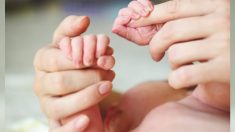 Abandonada en el hospital al nacer sin brazos y piernas, hoy muestra que puede hacer todo a su manera