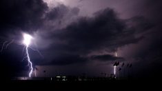 Comienza a filmar justo antes de la tormenta, minutos después una luz le quita el aliento