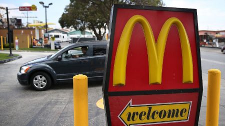 Una mujer da a luz en el aparcamiento de McDonald’s y luego ordena un “Cuarto de libra”