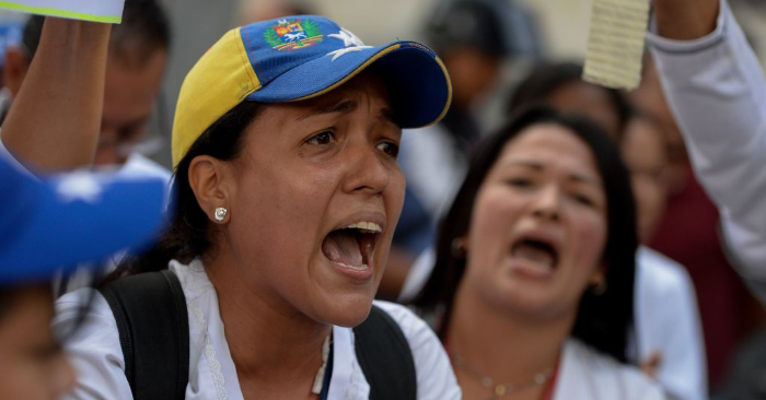 Trabajadores de la salud protestan durante una protesta por la falta de medicamentos, suministros médicos y malas condiciones en los hospitales, frente al Hospital Infantil "Dr. JM de los Ríos" de Caracas el 16 de agosto de 2018. Foto de FEDERICO PARRA/AFP/Getty Images.