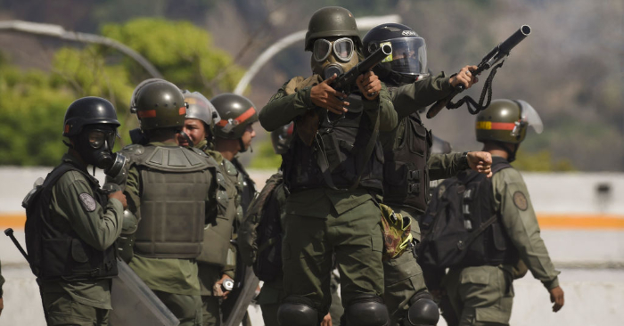 Las fuerzas de seguridad reprimen a los manifestantes que se oponen al régimen de Nicolás Maduro en los alrededores de la base militar de La Carlota en Caracas el 1 de mayo de 2019. Foto de YURI CORTEZ/AFP/Getty Images.
