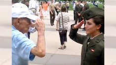 ‘Permiso concedido’: nieta de un marine recibe un emotivo primer saludo de su abuelo