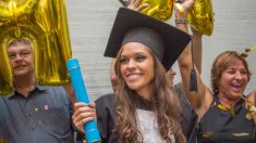 El homenaje de una graduada latina a sus padres inmigrantes se vuelve viral