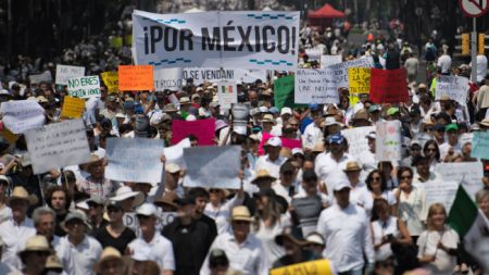 Miles de personas marcharon en CDMX exigiendo la renuncia del presidente Andrés Manuel López Obrador