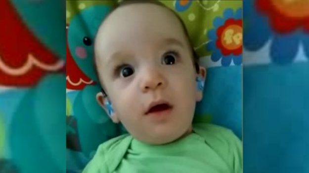 Estos bebés oyen y ven a sus padres por primera vez y la emoción es total