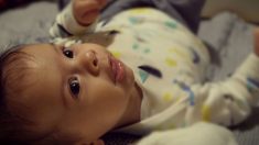 Bebé hallado en una camioneta conmueve a una enfermera que toma una decisión de por vida