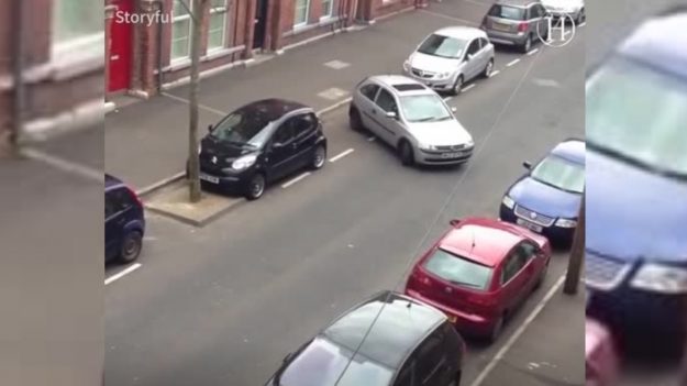 Intenta estacionar su auto por 30 minutos: cuando por fin lo logra, ¡los vecinos gritan!