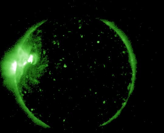 La imagen de rayos X del observatorio GOES-NOAA muestra a las 11 hora UT del 6 de mayo, la zona solar activa que se está moviendo frente a nuestro planeta. Además aparece una segunda zona activa aflorando por el borde. (GOES-NOAA)