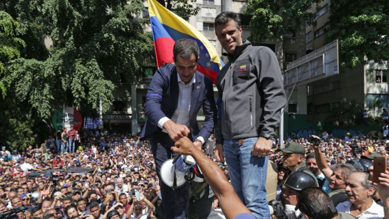 El presidente encargado de Venezuela Juan Guaidó (i) y el político opositor Leopoldo López durante una manifestación con miembros de la Guardia Nacional Bolivariana que se les unieron, en Caracas (Venezuela), el 30 de abril de 2019. (Foto de CRISTIAN HERNANDEZ/AFP/Getty Images)