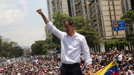 Guaidó reaparece en manifestación y llama a paro en la administración pública