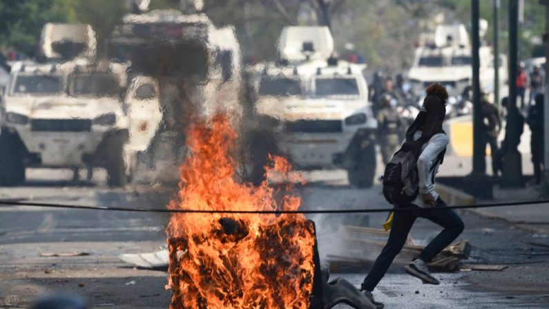 Las fuerzas de seguridad reprimen a los manifestantes que piden la salida del dictador Nicolás Maduro en los alrededores de la base militar de La Carlota en Caracas, el 1 de mayo de 2019. (YURI CORTEZ/AFP/Getty Images)