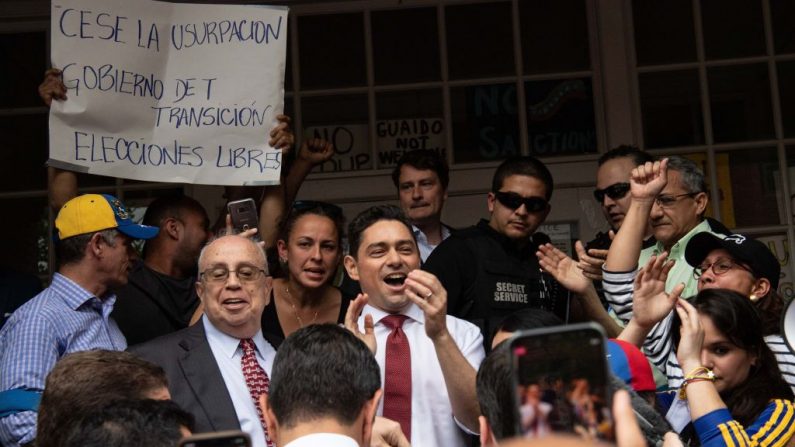 Carlos Vecchio, embajador venezolano en EE.UU. del presidente encargado Juan Guaido, llega para hablar frente a la embajada venezolana en Washington, DC, el 1 de mayo de 2019. (NICHOLAS KAMM/AFP/Getty Images)