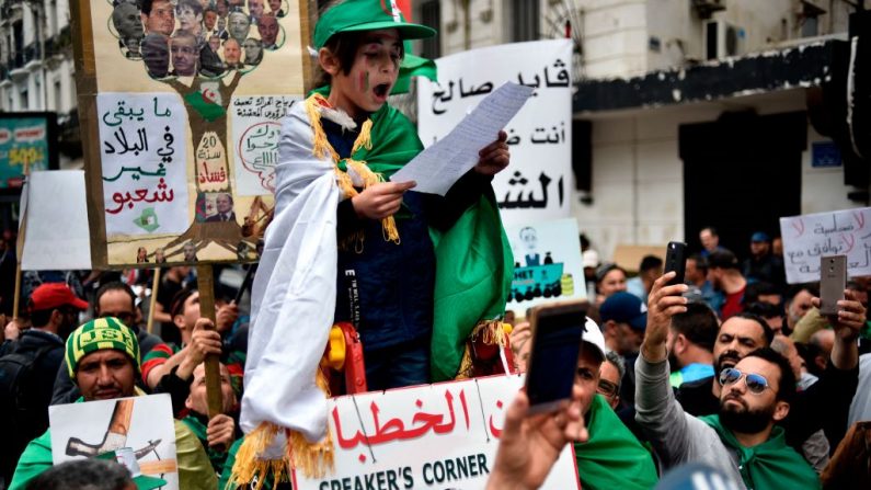 Un niño manifestante argelino habla en el "rincón del orador" durante una manifestación en la capital, Argel, el 3 de mayo de 2019. (Foto de RYAD KRAMDI/AFP/Getty Images)