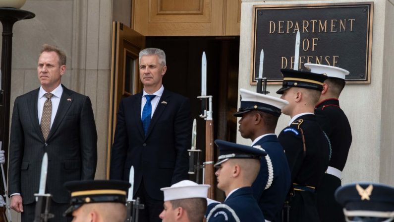 El Secretario de Defensa interino de Estados Unidos, Patrick Shanahan (izq.), da la bienvenida al Ministro de Defensa letón, Artis Pabriks, en el Pentágono, en Washington, DC, el 10 de mayo de 2019. (NICHOLAS KAMM/AFP/Getty Images)