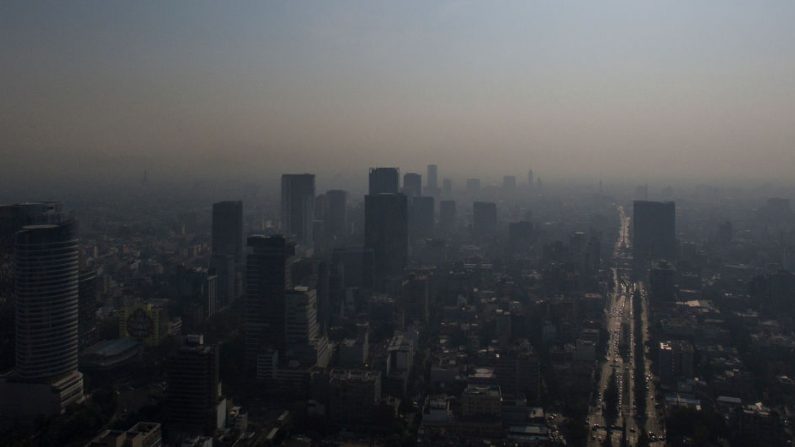 Vista general que muestra la contaminación del aire en la Ciudad de México (México) el 14 de mayo de 2019.  (Pedro Pardo/AFP/Getty Images)