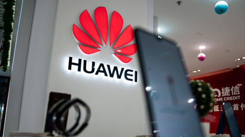 Un logotipo de Huawei se muestra en una tienda minorista en Beijing el 20 de mayo de 2019. (FRED DUFOUR / AFP / Getty Images)