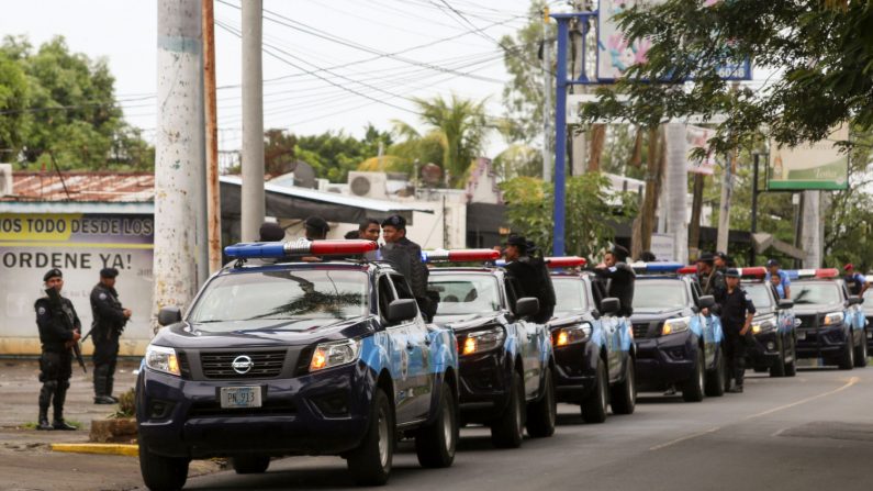 Policía nicaragüense se despliega fuera de la Iglesia de San Agustín para evitar una marcha convocada por manifestantes el 26 de mayo de 2019. (Crédito: MAYNOR VALENZUELA/AFP/Getty Images)