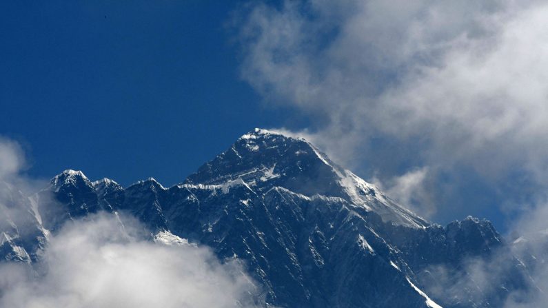 El Monte Everest (altura 8848.86 metros) se ve en la región del Everest, unos 140 km al noreste de Katmandú, el 27 de mayo de 2019. (Prakash Mathema / AFP / Getty Images)