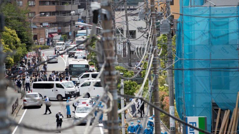 Expertos policiales investigan la escena del crimen donde un hombre apuñaló a 19 personas, en su mayoría niñas menores de 12 años de la Escuela Primaria Caritas en Kawasaki el 28 de mayo de 2019. (BEHROUZ MEHRI / AFP / Getty Images)