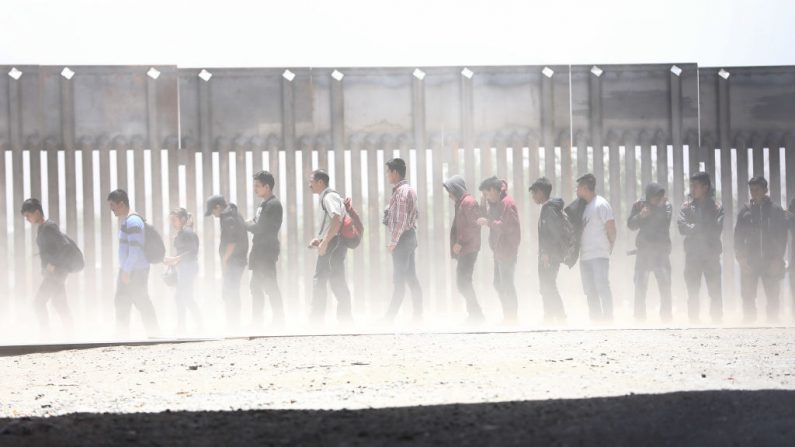 Migrantes caminan tras ser detenidos por la Patrulla Fronteriza, después de cruzar hacia el lado estadounidense de la barrera fronteriza México-Estados Unidos, el 17 de mayo de 2019 en El Paso, Texas.   (Mario Tama/Getty Images)