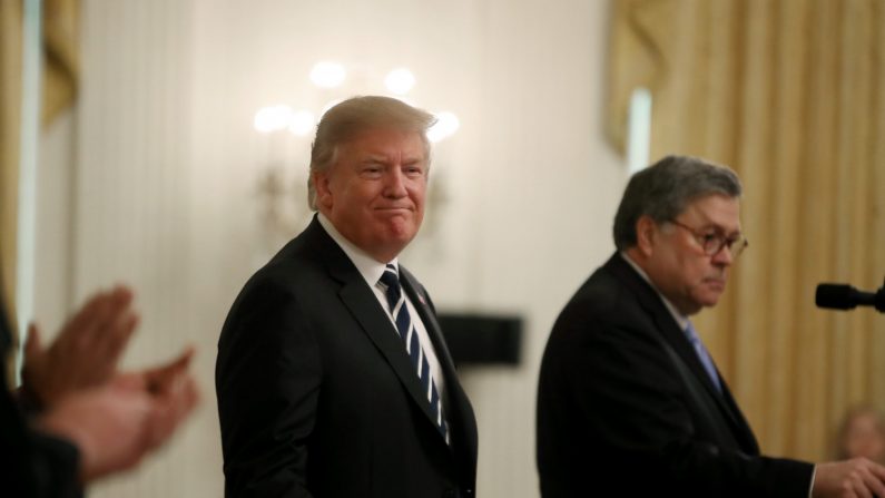 El presidente Donald Trump (I) se encuentra con el Fiscal General William Barr antes de la presentación de las Medallas de Valor del Oficial de Seguridad Pública en la Sala Este de la Casa Blanca el 22 de mayo de 2019. (Mark Wilson / Getty Images)