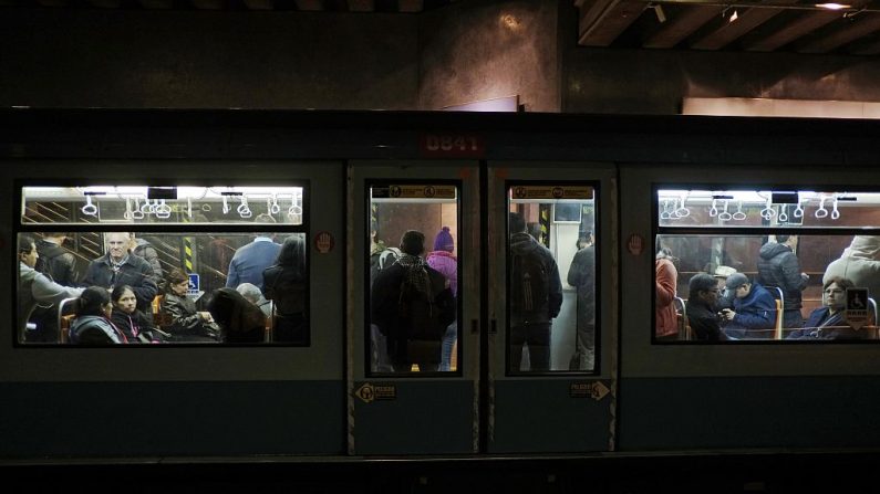 Personas viajando en el metro de Santiago de Chile. (JUAN BARRETO/AFP/Getty Images)
