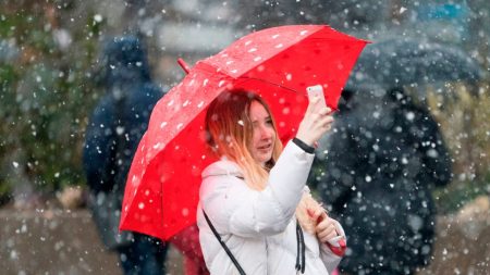 Proponen multar a peatones que crucen la calle mirando el móvil en Nueva York