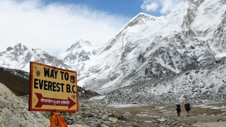 Diez muertes en el Everest en la temporada plantea preocupaciones sobre la seguridad