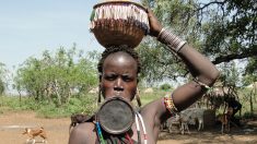 Mujer africana tiene el disco labial más grande del mundo, ¡tan grande como su cabeza!