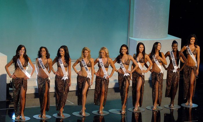 Las 10 finalistas de Miss Universo 2006, incluyendo: Miss Uruguay Fatimih Davila (Izq.) en Los Angeles, el 23 de julio de 2006. (Stephen Shugerman/Getty Images)