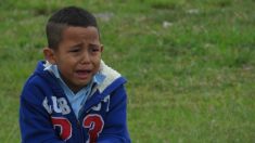Abuela en Chile quema las manos de dos nietos pequeños cuando ve que le falta 1 dólar