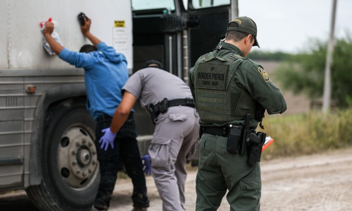 Agentes de la Patrulla Fronteriza aprehenden a inmigrantes ilegales que acaban de cruzar el Río Grande desde México hacia Peñitas, Texas, el 21 de marzo de 2019. (Charlotte Cuthbertson/The Epoch Times)