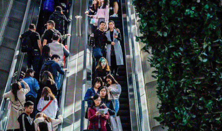 Personas en una escalera mecánica. (Anthony Wallace/AFP/Getty Images)