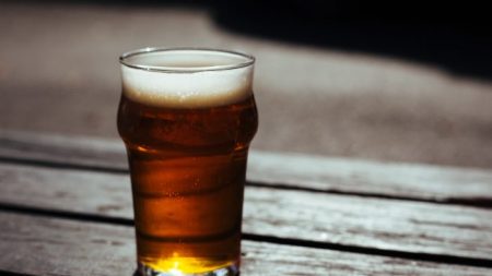 Hombre cambia por completo al dejar de beber 12 cervezas todas las noches