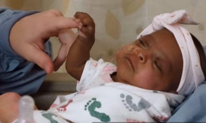 El hospital también publicó un video de Saybie después de anunciar que fue enviada a casa meses después de nacer. (Hospital Sharp Mary Birch)