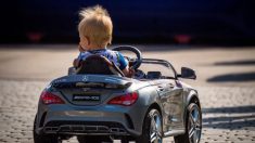 Padre bloquea el tráfico para que su hijo de un año conduzca un coche de juguete