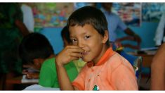 Humilde niño de 10 años camina más de una hora para no faltar a clases ¡y llega 2 horas antes!