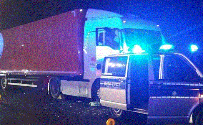 El camión fue controlado por un miembro del público después de que el conductor falleciera al volante el 8 de mayo de 2019. (Policía de Colonia)