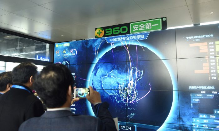 Un hombre toma fotos de los datos de seguridad de Internet que aparecen en una pantalla en el stand de Qihoo durante la 4ª Conferencia Mundial de Internet en Wuzhen, provincia de Zhejiang, China. (AFP/Getty Images)