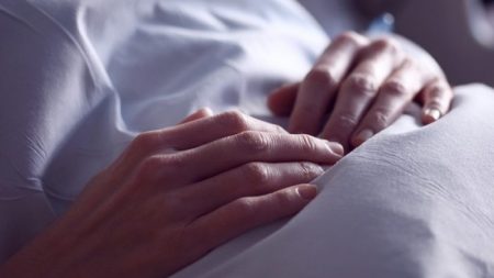 Una madre se despierta del coma después de 27 años, su hijo nunca abandonó la esperanza